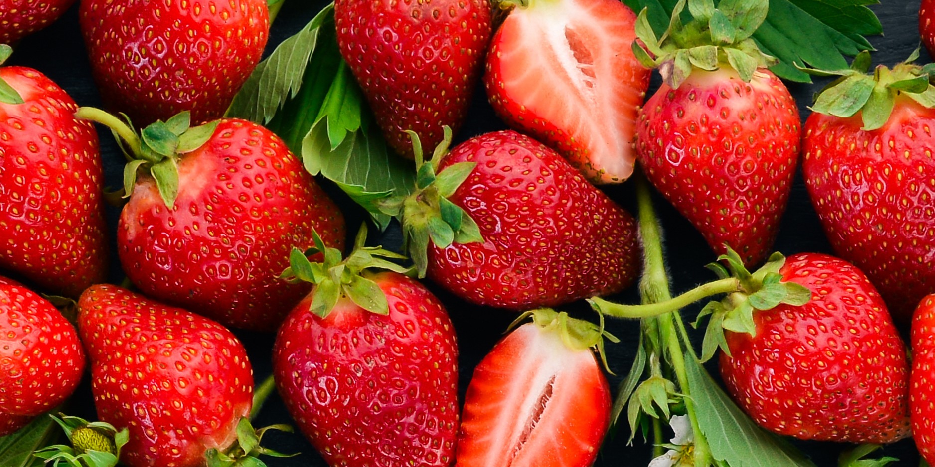 Strawberries_on_wood